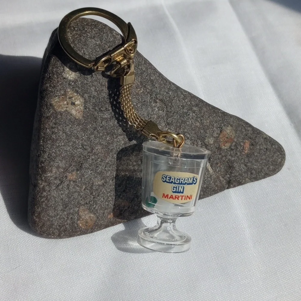 Vintage Seagram's gin martini keychain